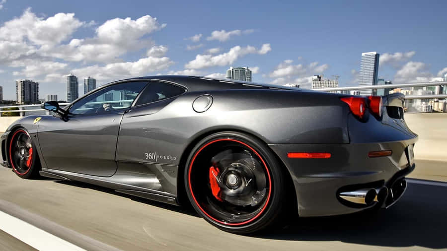 Eleganter Ferrari 360 Modena Stadtfahrt