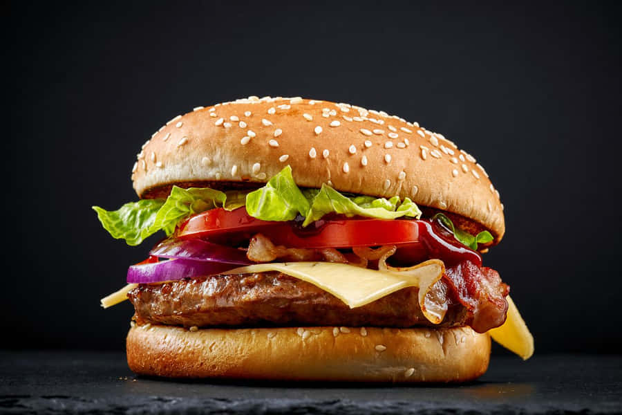 EinHamburger mit Salat, Tomaten und Zwiebeln