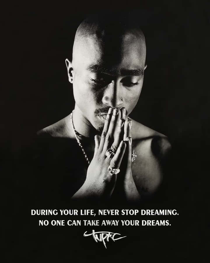 Tupacsteht vor Graffiti.