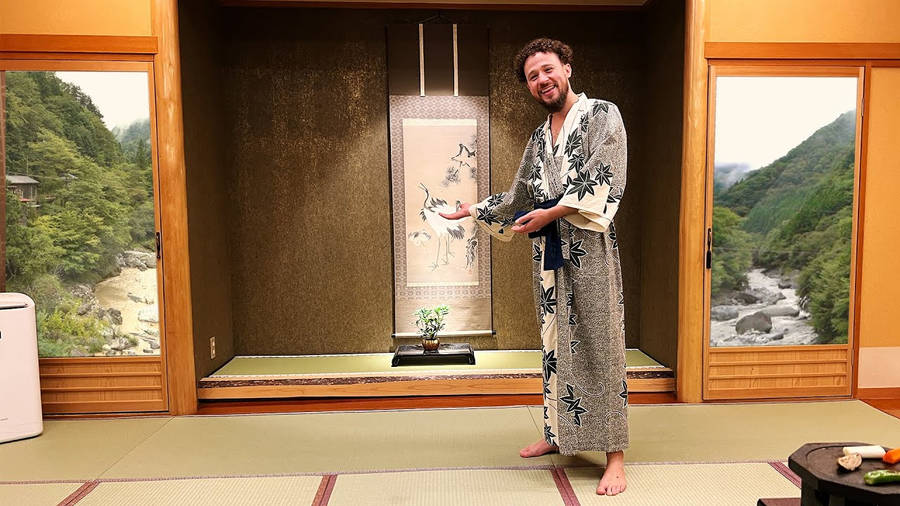 LuisitoComunica trägt einen Kimono