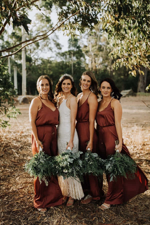 Noivae Madrinhas de Casamento Usando Vestidos Marrons Imagem.
