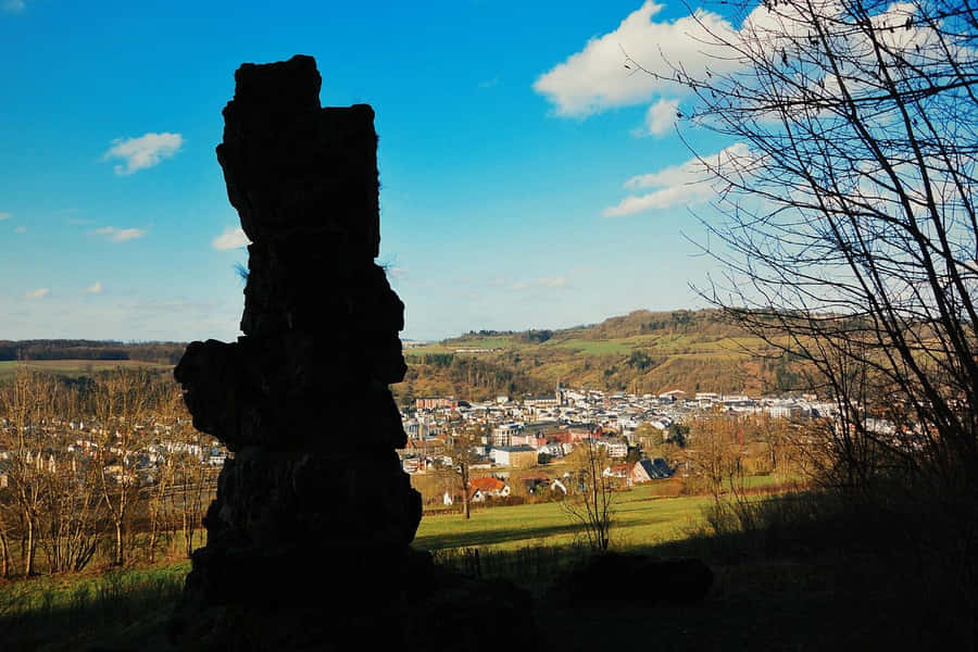 Diekirch Landschaft mit Steinmonolith