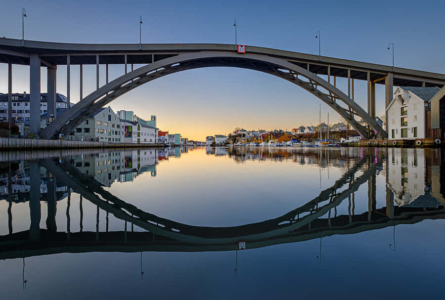 Reflexão da Ponte Ar em Haugesund