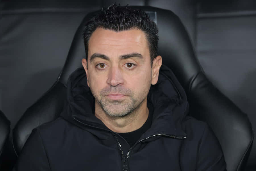 Xavi Hernandez konzentriert auf der Bank