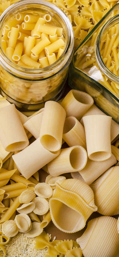 Et fad med pasta og et fad med pasta på et checket fad.