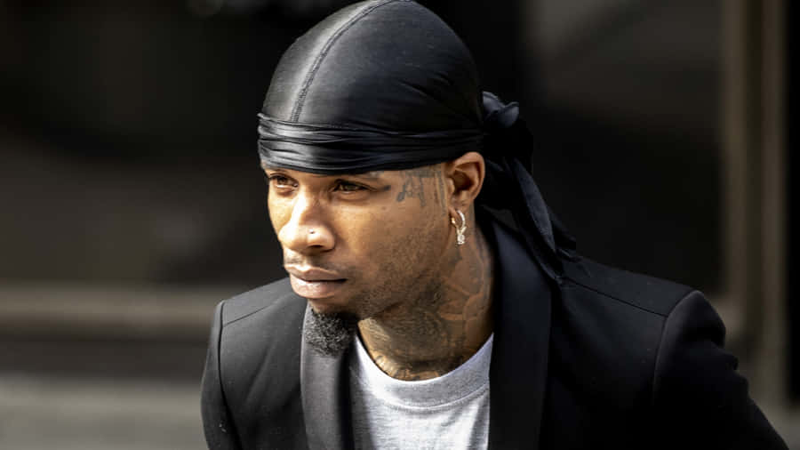 Uomo in Nero con Durag e Completo