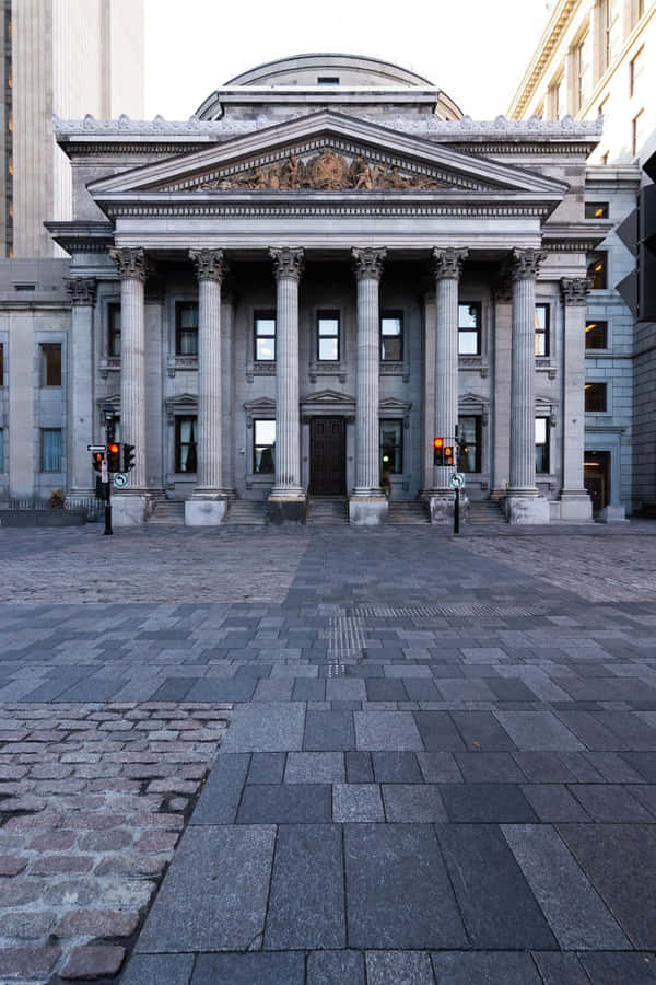 ungrande edificio con colonne