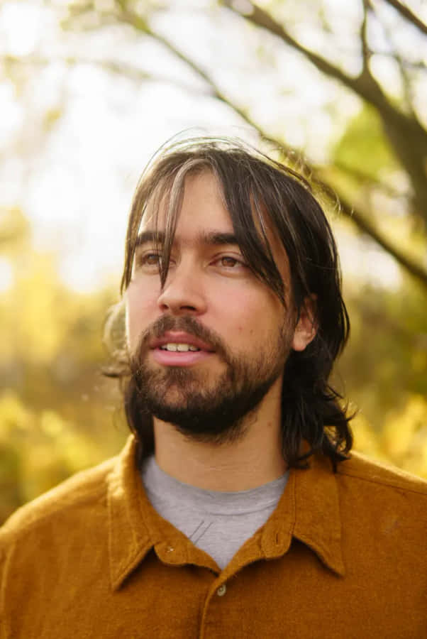 Uomo alla Luce del Sole Autunnale