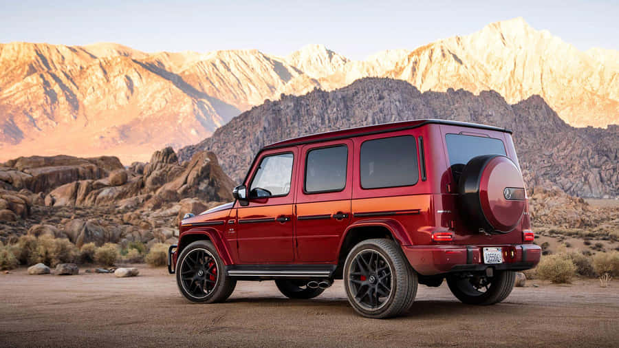 Mercedes G Wagon Vermelha com Montanhas ao Fundo