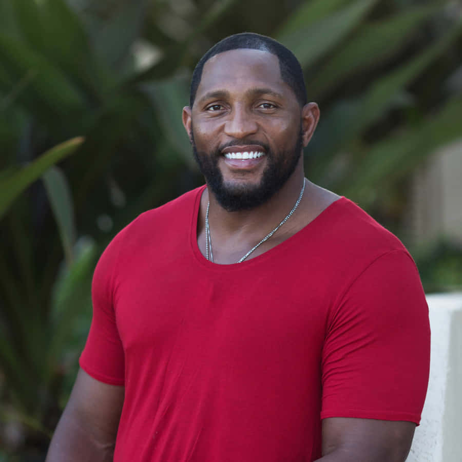 Homem Sorridente em Camisa Vermelha ao Ar Livre