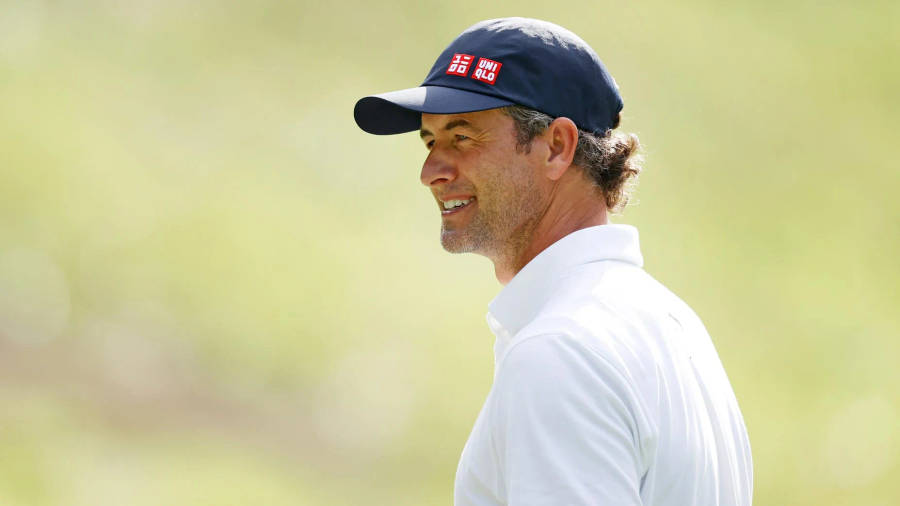 AdamScott mit lockigem Haar
