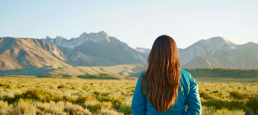 Donna che Contempla la Vista della Montagna