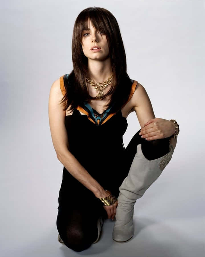 Mia Kirshner posiert mit Stiefeln