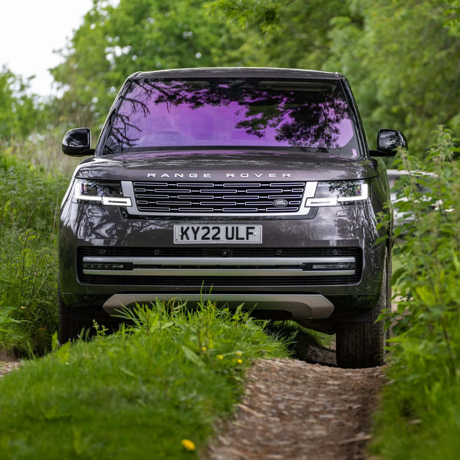 EinLand Rover LR4 fährt auf einer Schotterstraße.