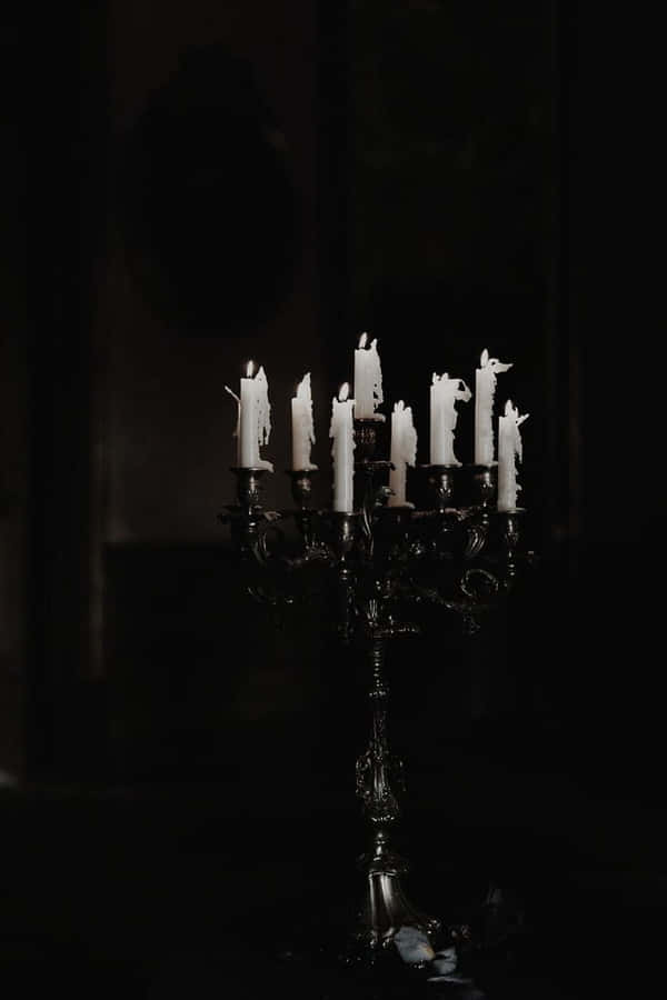 Candelabro Gótico com Velas Derretendo na Escuridão