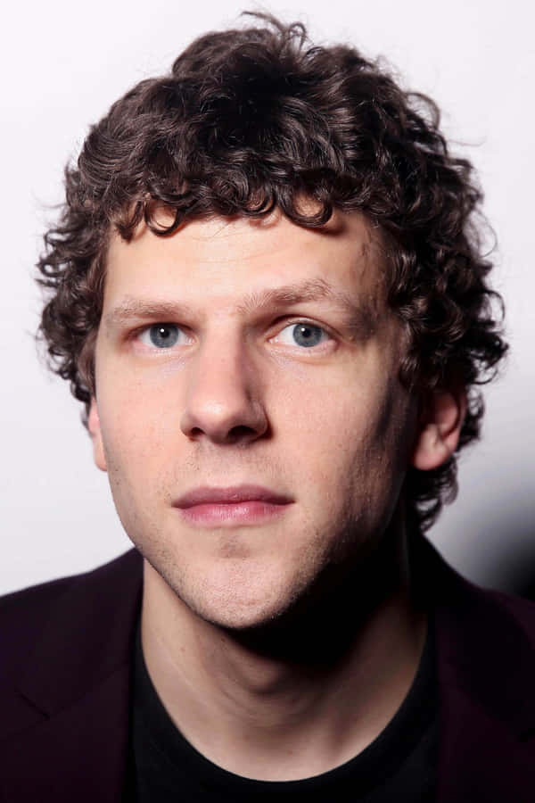 SchauspielerJesse Eisenberg posiert für ein Werbebild