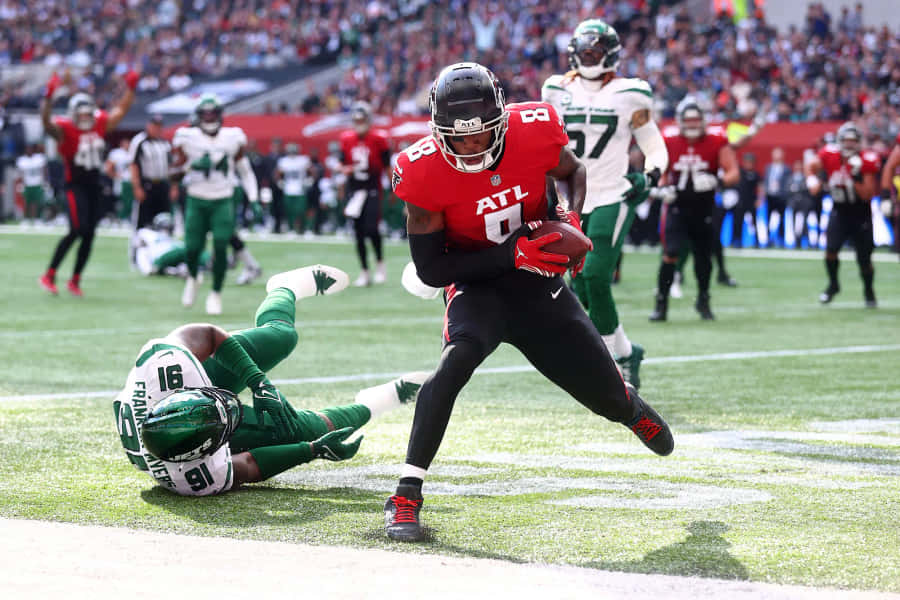 Kyle Pitts Evitando Tackle Durante o Jogo