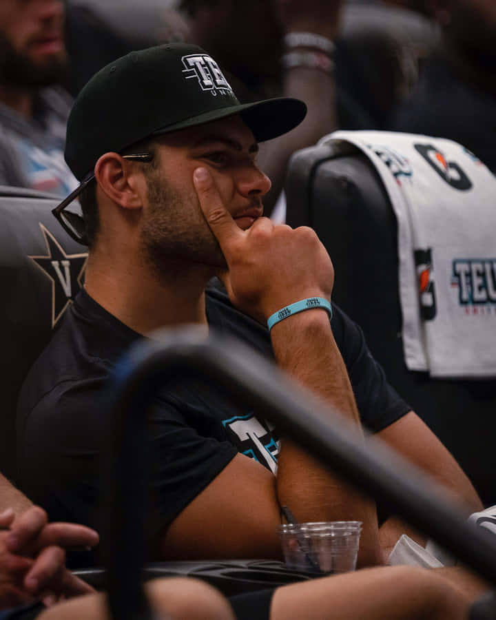 Homem Contemplativo em Evento