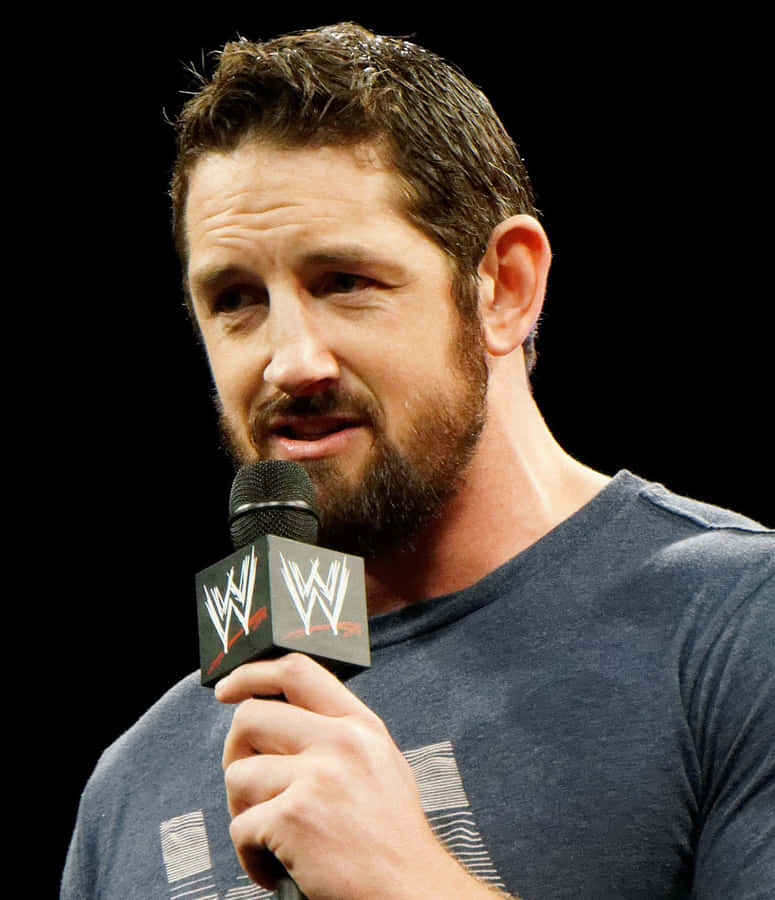 Wade Barrett holder et mikrofon