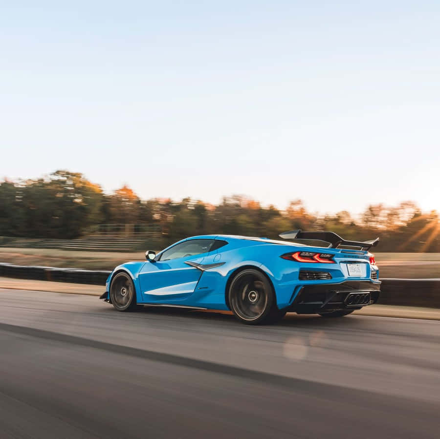 Blå Corvette C8 Hurtig på Motorvejen