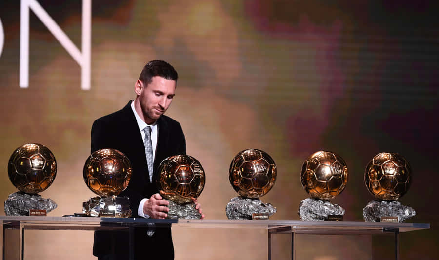 Messi Solleva il Trofeo Ballon d'Or