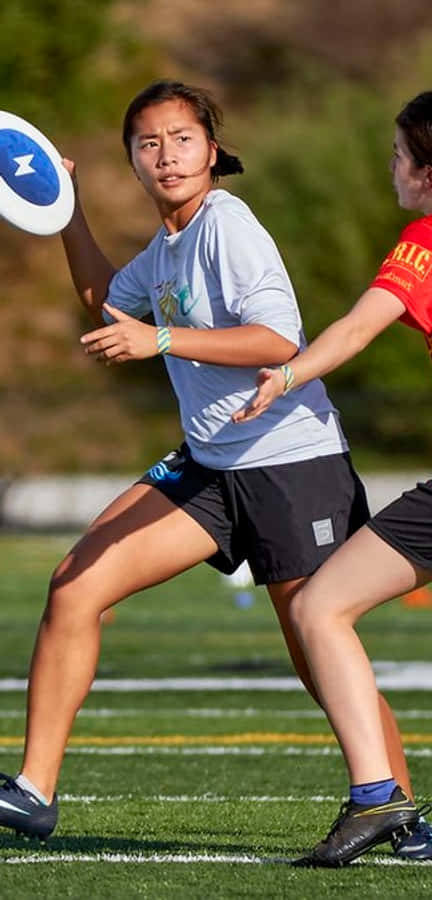 WeiblicheAthletin posiert auf Hintergrundbild für Android mit Ultimate Frisbee.