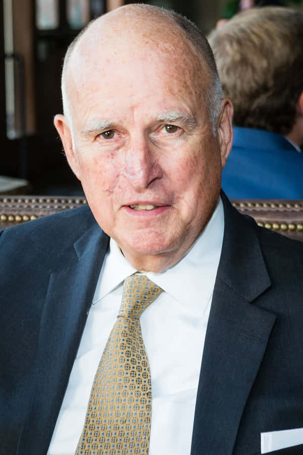 JerryBrown im Anzug
