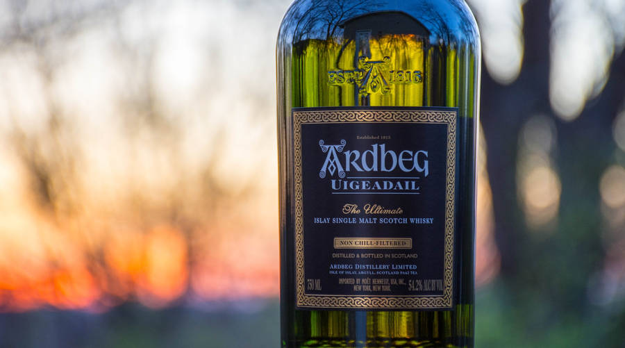 ArdbegUigeadail Whisky flaske Selektiv fokus.