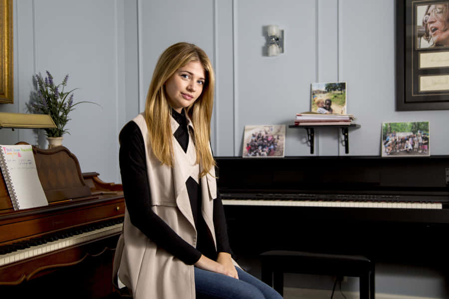 Giovane Donna Elegante nella Stanza del Pianoforte