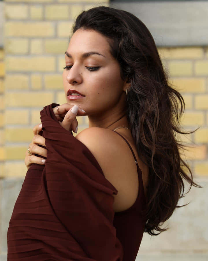 Mulher Contemplativa com Fundo de Tijolos
