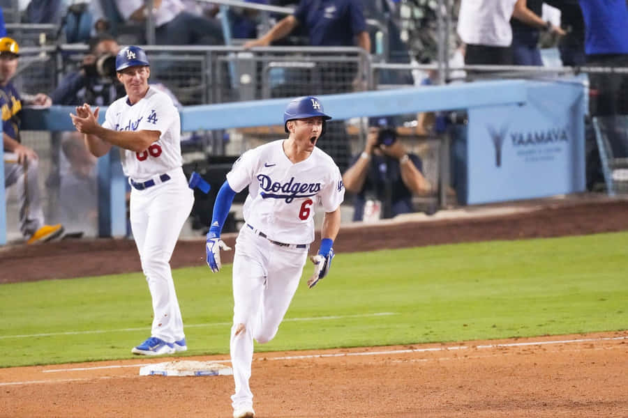 Trea Turner Correndo nas Bases no Jogo dos Dodgers