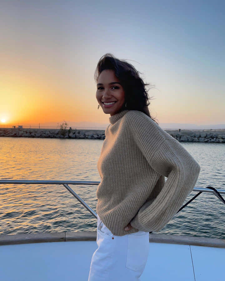 Sorriso ao Pôr do Sol a Bordo de um Iate