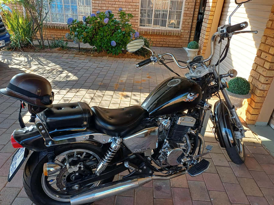Motocicleta Regal Raptor Estacionada ao Ar Livre