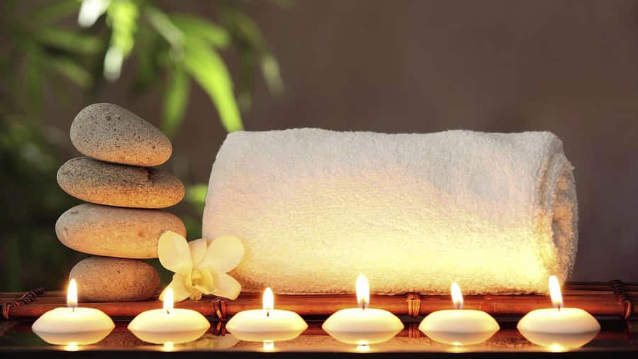 Ruhige Spa-Einstellung mit Kerzen und Steinen