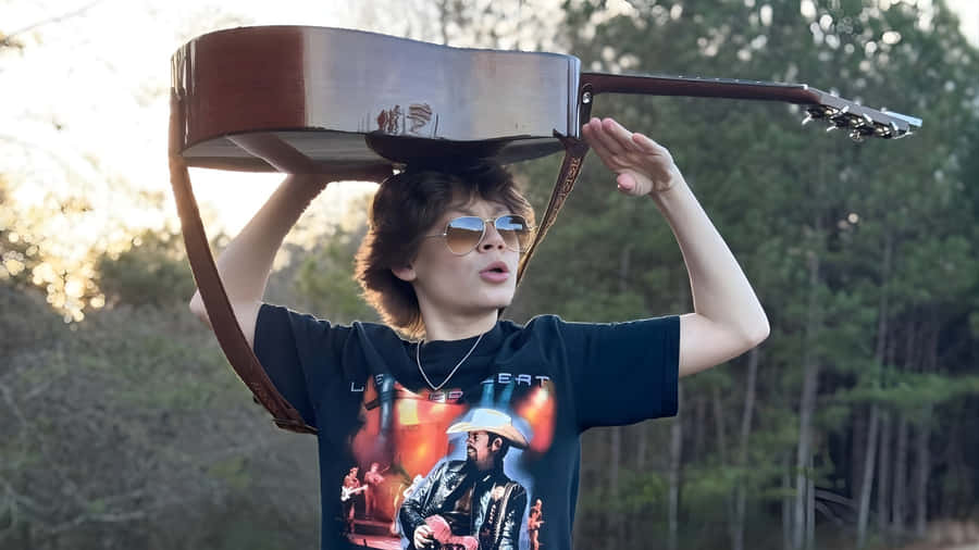 Maddox Batson Tocando Violão