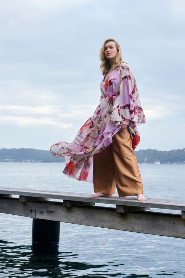 Elegantes Mode-Shooting am Wasser