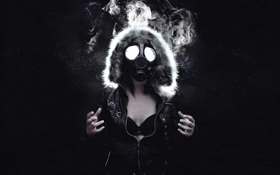 Mysteröse Figur in Gasmaske mit Rauch