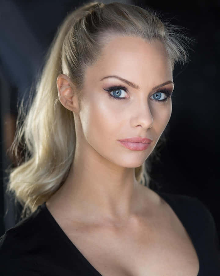 Elegantes Porträt einer blonden Frau