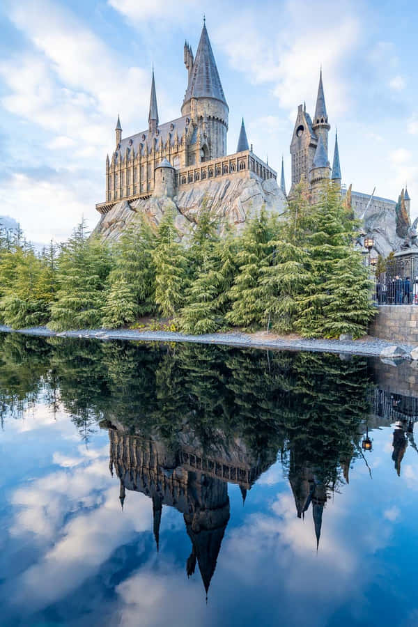 Smaragdgrøntsø indstillet mod de majestætiske skove i Hogwarts