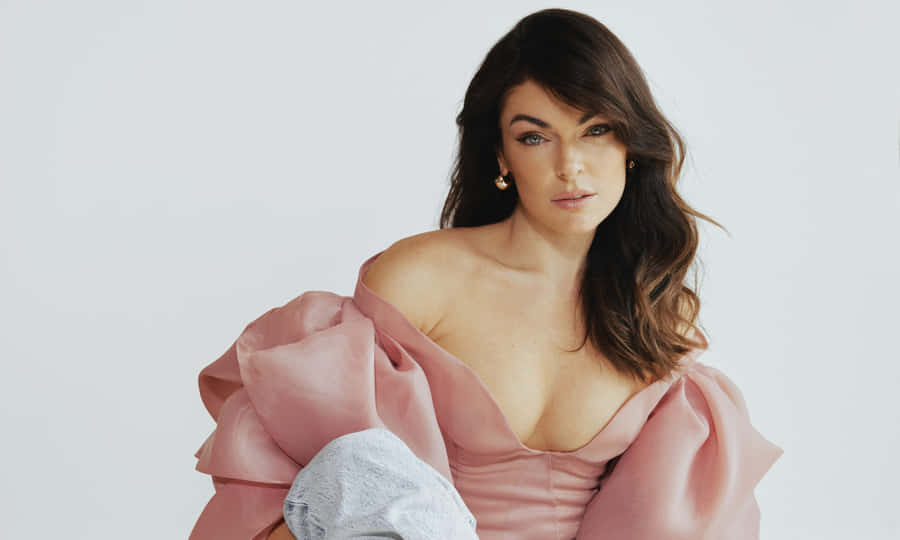 Elegante Frau im rosa Off-Shoulder-Kleid