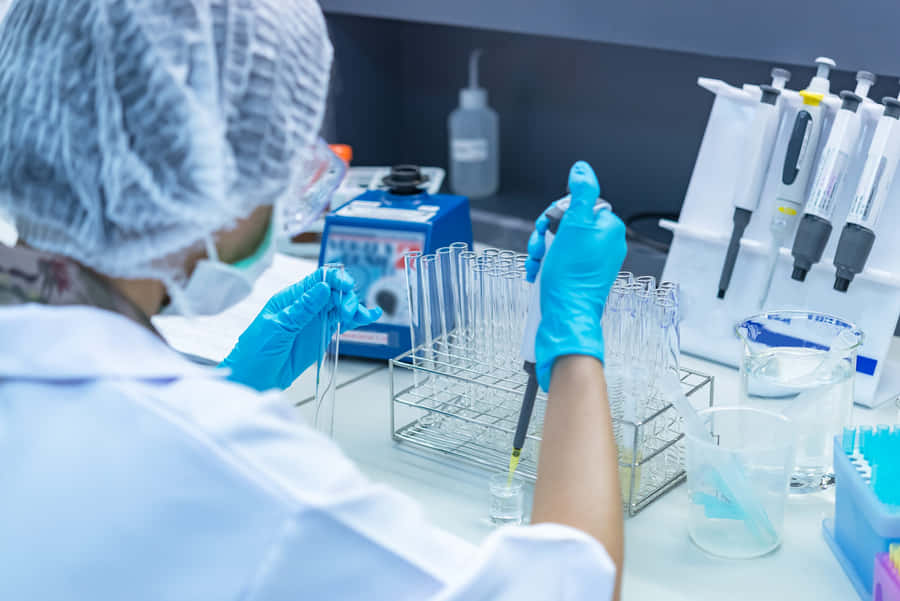 Cientistade laboratório extraindo líquido.