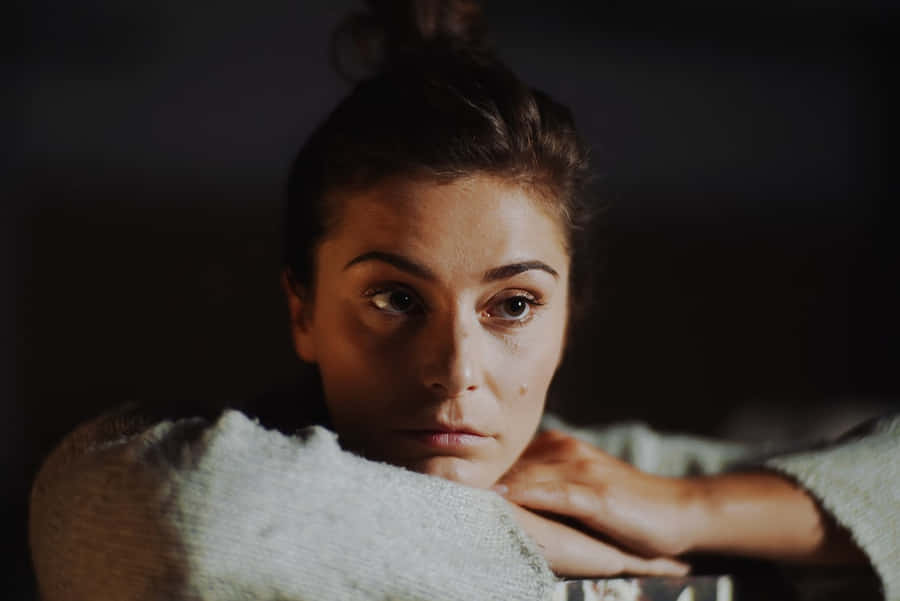 Donna Contemplativa in Luce Soffusa