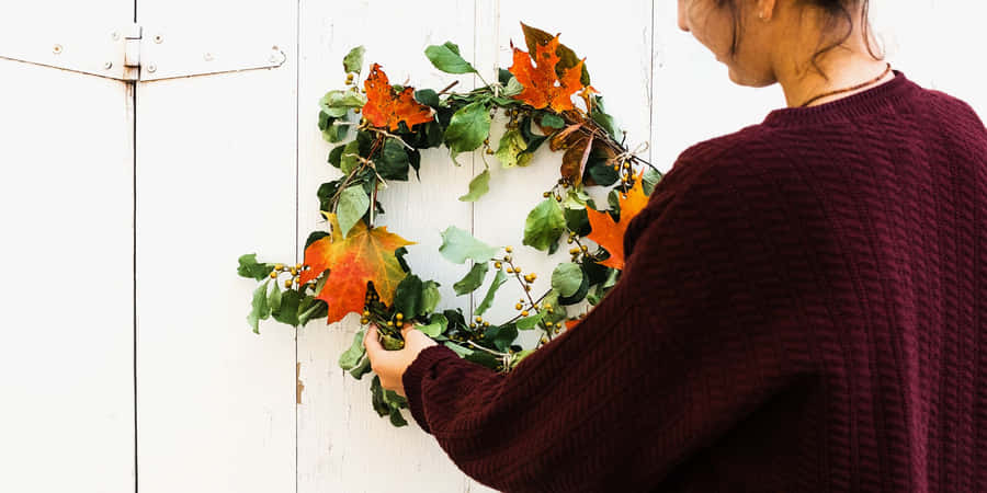 Vivaceghirlanda d'autunno su una rustica porta di legno
