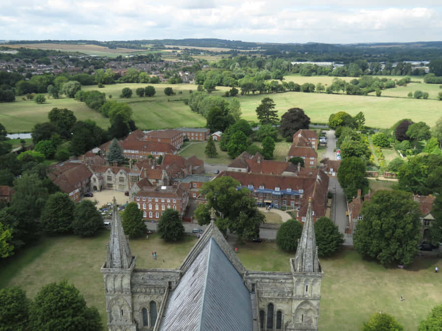 Blick auf die Kathedrale von Salisbury über die grüne Landschaft