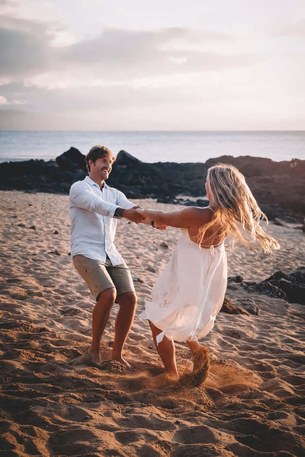 Par på stranden drejer sig omkring billedet