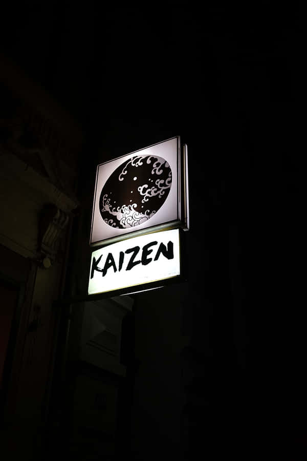 Placa de Sinalização Kaizen à Noite