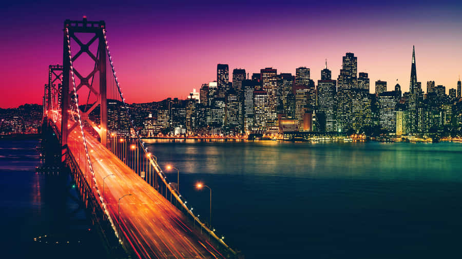 San Francisco Bay Bridge und Skyline bei Dämmerung