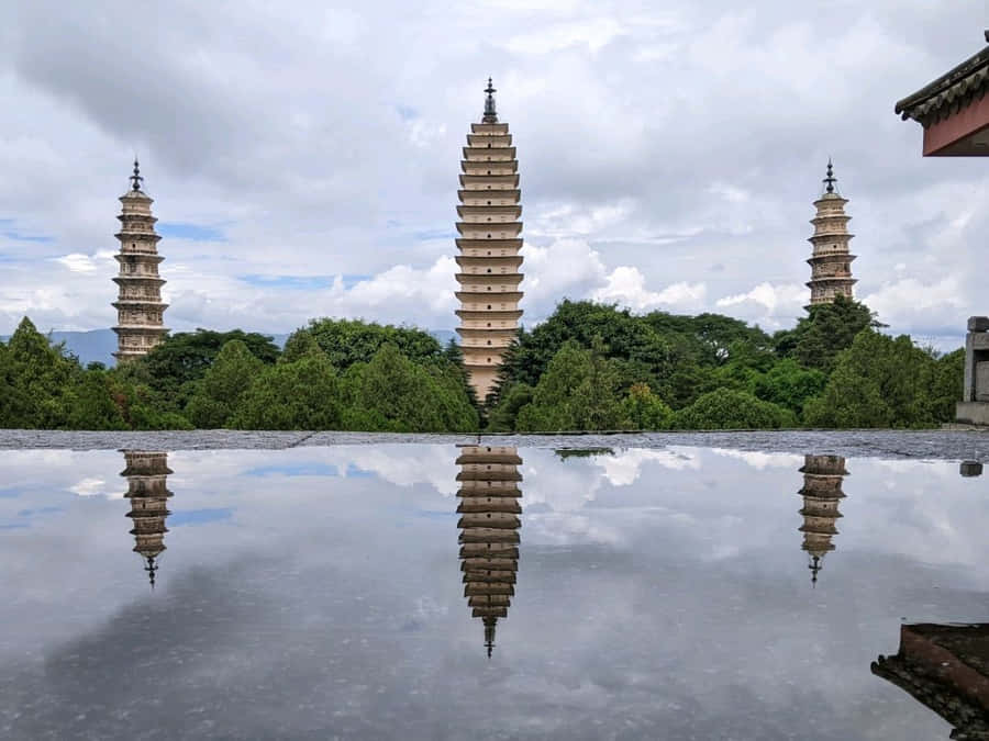 Water Reflecteert Drie Pagodes