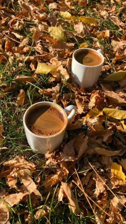 Caffè d'Autunno tra le Foglie Cadute