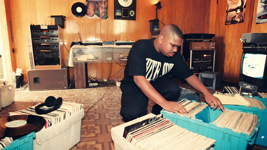 DJ Screw che Cerca nei Vinili